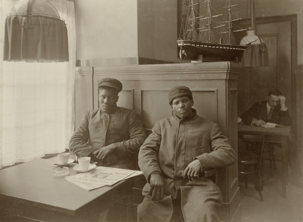 Most likely Surinamese seamen at the Amsterdam Zeemanshuis c. 1915-1916, Beeldbank Amsterdam