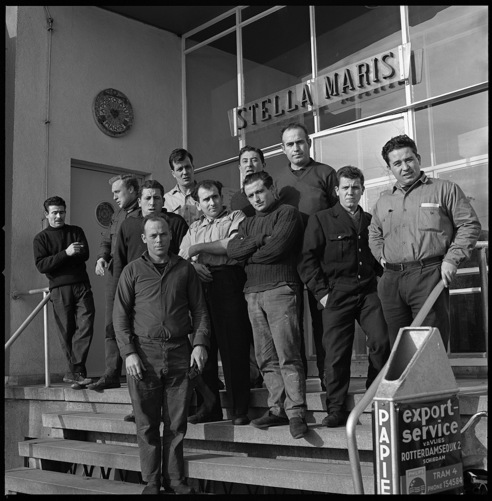 Spanish seamen in front Rotterdam Seamen's Home, 1965, Rotterdam City Archives