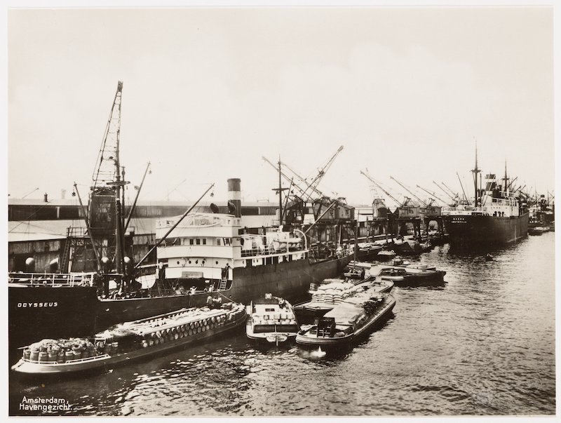 Surinamekade en links s.s. Odysseus en rechts m.s. Baarn van de Koninklijke Nederlandse Stoomboot Maatschappij (KNSM)